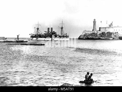 USS Maine (ACR-1), die in den Hafen von Havanna. Januar 1898 Stockfoto