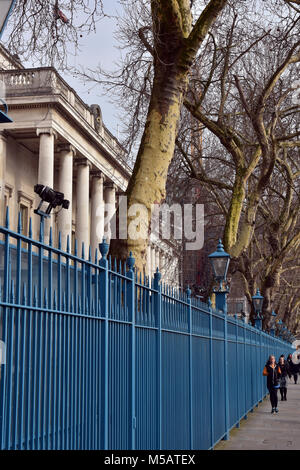 Eine klassische gestaltete Gebäude und einige gusseisernen Geländer am Ufer der Themse in London. In der Regel städtische und innerstädtische ikonischen Gebäuden. Stockfoto