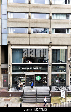 Eine größere Filiale von Starbucks Coffeeshop oder Bar im Zentrum von London Bridge in der Nähe der Hauptstadt zu Tower. Kaffee und Tee Anbieter und Shops. Stockfoto