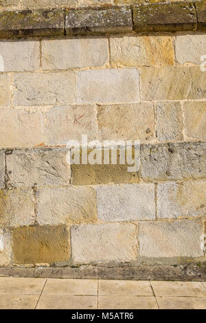 Alte Steinmauer Hintergrund. stadtmauer Frankreich Normandie Stockfoto