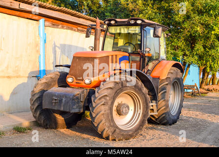 Russland, Temryuk - 15 Juli 2015: Traktor, in einer Reihe stehen. Landwirtschaftliche Maschinen. Parken von landwirtschaftlichen Maschinen Stockfoto