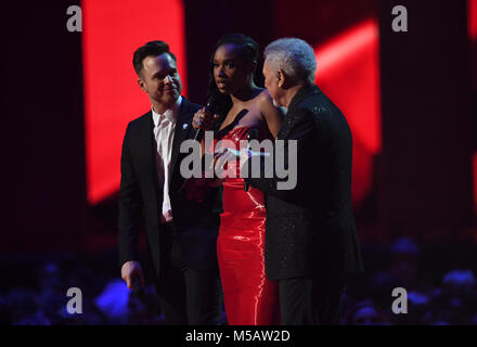 Olly Murs, Jennifer Hudson und Tom Jones auf der Bühne während der BRIT Awards 2018 zeigen, in der O2 Arena in London statt. Redaktionelle Verwendung. Stockfoto