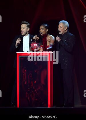 Olly Murs, Jennifer Hudson und Tom Jones auf der Bühne während der Brit Awards Show 2018, die in der O2 Arena in London stattfand. Stockfoto