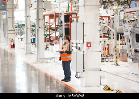 Ein Arbeitnehmer, der im Golf Fahrzeug Abschnitt des VW-Werk in Puebla, Mexiko am Mittwoch, 21. Januar 2015. Dies ist einer der größten Volkswagen Produktionsstätten in Nordamerika und es produziert eine Vielzahl von Volkswagen Autos. Die Autos sind auf der ganzen Welt ausgeliefert. Stockfoto