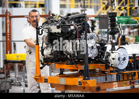 Ein Arbeitnehmer, der im Golf Fahrzeug Abschnitt des VW-Werk in Puebla, Mexiko am Mittwoch, 21. Januar 2015. Dies ist einer der größten Volkswagen Produktionsstätten in Nordamerika und es produziert eine Vielzahl von Volkswagen Autos. Die Autos sind auf der ganzen Welt ausgeliefert. Stockfoto