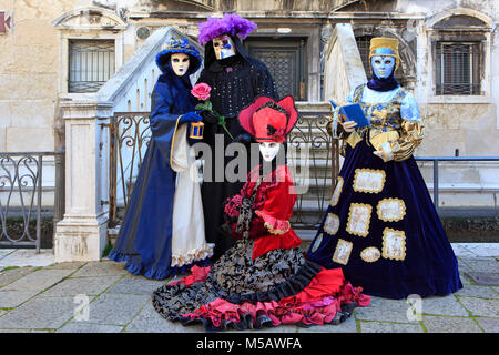 Vier kostümierte Menschen während der Karneval von Venedig (Carnvele di Venezia) in Venedig, Italien Stockfoto