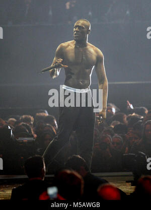 Stormzy tritt während der Brit Awards Show 2018 in der O2 Arena, London, auf der Bühne auf. Stockfoto