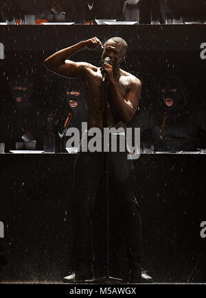 Stormzy führt auf der Bühne während der BRIT Awards 2018 zeigen, in der O2 Arena in London statt. Redaktionelle Verwendung. Stockfoto