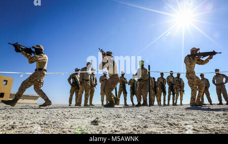 BAHRAIN (Jan. 14, 2018) US Marine Corps Gewehrschützen zu Flotte Anti-Terrorismus Security Team, Central Command, eine untergeordnete Befehl von Naval Amphibious Force, Task Force 51, 5. Marine Expeditionary Brigade-TF 51/5, zeigen Close Quarters Battle Training in Bahrain Defence Force Soldaten. TF 51/5 Mitarbeiter häufig beteiligt sich an Fachexperten Austauschmöglichkeiten mit Partner Nationen Expertise in der jeweiligen Felder zu teilen und über Partner nation Funktionen aufbauen, um die regionale Stabilität zu erhöhen und die Interoperabilität zu verbessern. (U.S. Marine Corps Stockfoto