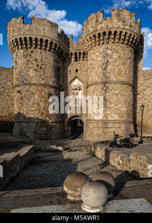 Die Marine oder Sea Gate, auf Rhodos, Griechenland. Dies war der Haupteingang der Stadt vom Hafen entfernt. Stockfoto