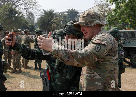 Us-Armee Sgt. William J. Cosgrove (rechts), ein Assistent, Team Leader mit Hauptsitz und Sitz der Gesellschaft 1.Bataillon, 21 Infanterie Regiment, 2 Infantry Brigade Combat Team, 25 Infanterie Division, und Königlich Thailändische Streitkräfte Sgt. Maj3 Attaporn Uttarahong, ein Soldat mit 133 Infanterie Bataillon, 23 Infanterie Regiment, nehmen Sie ein Stockfoto