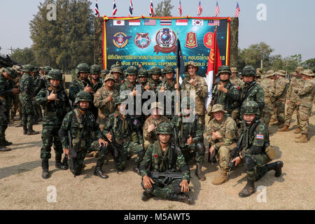 Us-Armee Soldaten vom 1.Bataillon, 21 Infanterie Regiment, 2 Infantry Brigade Combat Team, 25 Infanterie Division, und Königlich Thailändische Soldaten der Bundeswehr aus den 133 Infanterie Bataillon, 23 Infanterie Regiment, sammeln für ein Stockfoto