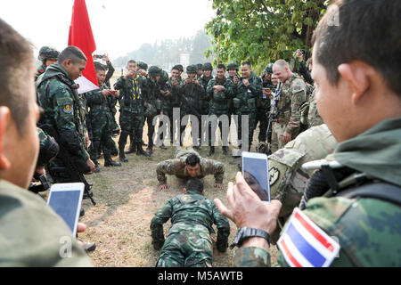 Us-Armee SPC. Alan Garcia, ein grenadier mit Alpha Company, 1.Bataillon, 21 Infanterie Regiment, 2 Infantry Brigade Combat Team, 25 Infanterie Division, herausgefordert, Pfc. Mongkonchai, der Soldat mit dem Royal Thai Army, auf ein "Push-up-Wettbewerb während einer Pause vor der Übung Cobra Gold 18 Eröffnungsfeier am Lager Freundschaft, Thailand, 10.02.2018. Soldaten aus 2 IBCT, 25 ID tragen die neuen experimentellen Dschungel uniform. Cobra Gold 18 bietet eine Plattform für die Vereinigten Staaten, Verbündete und Partner Nationen Interoperabilität und Erhöhung der Kapazitäten in der Planung und Abwicklung von Co zu gelangen Stockfoto