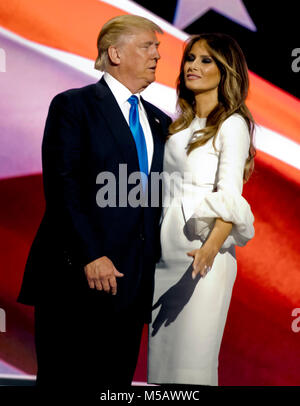 Cleveland, Ohio, USA, 18. Juli 2016 die künftige First Lady Melania Trump erhält eine Umarmung und Kuss von ihrem Ehemann Präsidentschaftskandidaten Donald Trump, nachdem Sie eine Adresse der Republican National Nominating Convention vom Podium gab in der Quicken Sports Arena Stockfoto