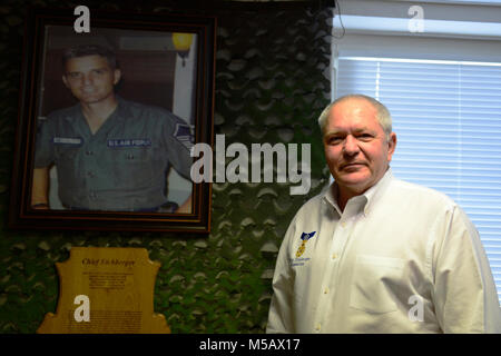 Cory Etchberger, Sohn von Ehrenmedaille Empfänger Chief Master Sgt. Richard Etchberger, posiert vor einer Anzeige, die den Vater ehrt am Pitsenbarger Flieger Leadership School House in Spangdahlem Air Base, Deutschland, Feb.12, 2018. Etchberger vor kurzem begonnen, eine Stiftung zu Ehren seines Vaters, die Hilfen Familien der Flieger. (U.S. Air Force Stockfoto