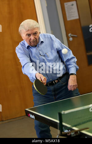 Ältere Menschen im Bild genießen Sie Ihren Ruhestand in einem Club in Chichester, West Sussex, UK. Stockfoto