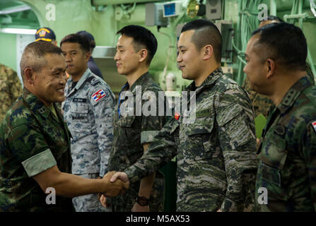 Royal Thai Navy hinten Adm. Pisai Sukawan, Kommandierender General, Marine Division, Royal Thai Marine Corps, trifft sich mit Führung aus den USA und der Republik Korea an Bord der Amphibisches Schiff USS BONHOMME RICHARD (LHD-6), vor der Küste des Königreichs Thailand, 14.02.2018. Die Führer tourte das Schiff und mit US-Marines und Matrosen unterstützende Übung Cobra Gold 2018 erfüllt. Cobra Gold 18, ein US-Thai-led-übung, fährt durch Feb.23 mit sieben volle teilnehmenden Nationen. (U.S. Marine Corps Stockfoto