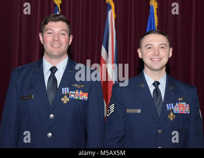 Us-Luftwaffe Kapitän Joshua Castro, 67th Special Operations Squadron MC-130J Commando II Pilot und Staff Sgt. Joshua, 67 Special Operations Squadron MC-130J Commando II Lademeister, posieren für ein Stockfoto