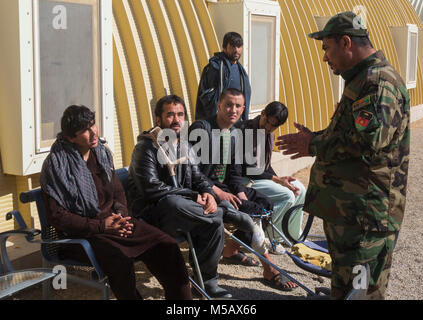 Sgt. Maj. Waheddin Wafa, command Sergeant Major der afghanischen Armee (ANA) 215 Corps, Besuche mit verwundeten Soldaten der ANA 215 Corps Camp Shorabak, Afghanistan, 8. Februar, 2018. Wafa persönlich besucht jeder Soldat am Krankenhaus und der verwundete Übergang (WTU). Die wtu bietet medizinische Hilfe für Soldaten der Wiederherstellung nach Verletzungen und bereitet sie für den Übergang zurück in den aktiven Dienst oder für eine medizinische Entlastung. (U.S. Marine Corps Stockfoto