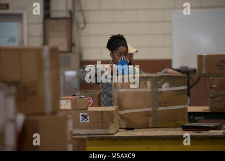 Us Air Force Staff Sgt. Bianca Mitchell, 18 Logistik Bereitschaft Squadron Traffic Management Office Abgehende Fracht Bewegung Verkehr Aufseher, Bänder, um Fracht für den Versand an eine andere Installation, 14.02.2018, bei Kadena Air Base, Japan. TMO ausgehende unterstützt mehr als nur Kadena. Ein wichtiger Teil ihrer Mission ist es, auch militärische Anlagen und Maschinen rund um den Globus unterstützen. (U.S. Air Force Stockfoto