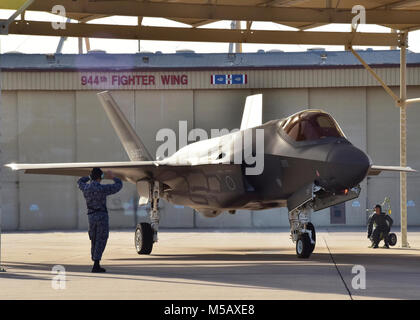 Eine F-35 eine geflogen von Oberstleutnant Nakano, Japan Air Verteidigung-kraft nationalen Vertreter Pilot zu Luke, bereitet Feb 7 Auf seine erste Solo sortie bei Luke Air Force Base, Ariz (USA abzuweichen. Air Force Stockfoto