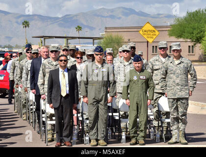 Brig. Gen. Bach Leonard, 56th Fighter Wing Commander und Oberst Kurt Gallegos, 944th Fighter Wing Commander stehen stramm Mar.23 Während Taps wird während der vierten jährlichen Gedenktag für die Tuskegee Airmen in Arizona bei Luke Air Force Base, Ariz (USA durchgeführt Air Force Stockfoto