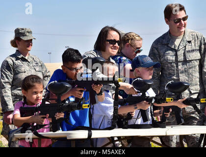 Flieger Uhr über Kinder der Mitglieder von der 944th Fighter Wing, wie sie Feuer Farbe Kugeln Apr.1 Während des Betriebs finden Kinder bei Luke Air Force Base, Ariz (U.S. Air Force Stockfoto