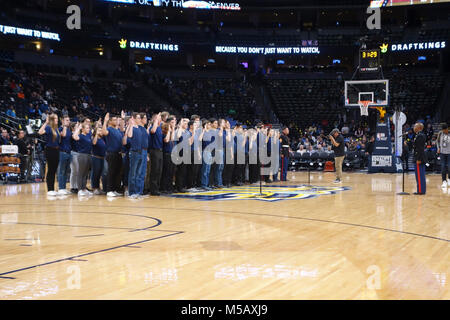 Kapitän Anthony Rollins, Officer Auswahl Offizier mit einziehenden Station Denver, verwaltet den Eid der Anwerbung der künftigen Marines aus dem lokalen Bereich auf die Nuggets Basketball in der Denver, Pepsi Center, Februar 1, 2018. Familie, Freunde und lokalen Marines passte auch den Fall, dass mehr als 80 Zukunft Marines mit RS Denver. Stockfoto