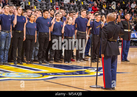 Kapitän Anthony Rollins, Officer Auswahl Offizier mit einziehenden Station Denver, verwaltet den Eid der Anwerbung der künftigen Marines aus dem lokalen Bereich auf die Nuggets Basketball in der Denver, Pepsi Center, Februar 1, 2018. Familie, Freunde und lokalen Marines passte auch den Fall, dass mehr als 80 Zukunft Marines mit RS Denver. Stockfoto