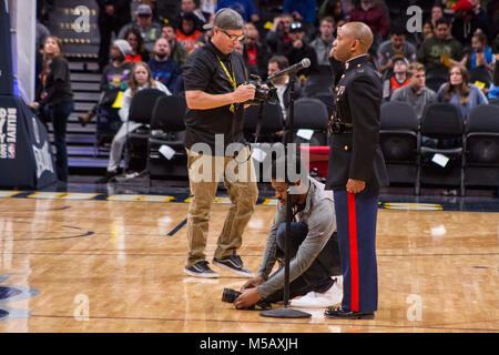 Kapitän Anthony Rollins, Officer Auswahl Offizier mit einziehenden Station Denver, verwaltet den Eid der Anwerbung der künftigen Marines aus dem lokalen Bereich auf die Nuggets Basketball in der Denver, Pepsi Center, Februar 1, 2018. Familie, Freunde und lokalen Marines passte auch den Fall, dass mehr als 80 Zukunft Marines mit RS Denver. Stockfoto