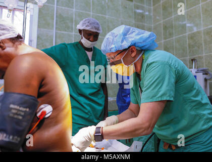 Us-Armee Maj. Emily Leiter, Nurse anesthetist mit William Beaumont Army Medical Center, El Paso, Texas, verwaltet einen spinalen Anästhesie neben Senegalesischen medizinisches Personal während MEDRETE 18-1, am Krankenhaus militaire de Quakam, Dakar, Senegal. Senegalesische medizinisches Personal liefern ein hohes Risiko per Kaiserschnitt Neugeborenes, während MEDRETE 18-1, im Krankenhaus De Militaire Quakam, Dakar, Senegal, Feb 6, 2018. MEDRETE ist eine gemeinsame Anstrengung zwischen der senegalesischen Regierung, US-Armee Afrika. Und die Vermont National Guard. MEDRETE 18-1 ist die erste in einer Reihe von medizinischen Readiness Training ex Stockfoto