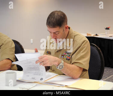 NORFOLK (Feb. 6, 2018) der Maschinist Mate (Auxiliary) Master Chief Edward D'Amico, Naval Submarine Support Facility Groton zugeordnet, Bewertungen das Paket von einem Segler des Jahres Kandidaten während der Soja. Die Segler des Jahres-Programm wurde 1972 von der Leiter der Marineoperationen Adm etabliert. Elmo Zumwalt und Master Chief Petty Officer der Marine John Whittet zu einem einzelnen Seemann, der Beste der immer größer werdenden Gruppe von professionellen Segler auf jeden Befehl vertreten und schließlich die Marine erkennen. (U.S. Marine Stockfoto