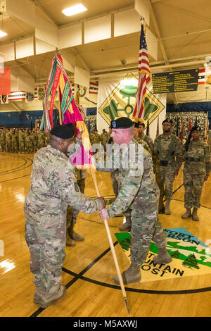 Command Sgt. Maj. Weston West, ausgehende command Sergeant Major der 71st Ordnance Gruppe (Explosive Ordnance Disposal), Hände Oberst Frank Davis II, Kommandeur der 71St EOD, Farben der Einheit während eines Verantwortung Zeremonie, Feb 9, 2018, an der William Reed Special Events Center, Fort Carson, Colo. Weitergabe der Farben ist eine altehrwürdige Tradition, die im Laufe der Führung von einem Soldaten auf einen anderen bedeutet. (U.S. Armee Stockfoto