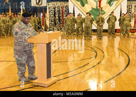 Oberst Frank Davis II, Kommandeur der 71st Ordnance Gruppe (Explosive Ordnance Disposal), eine Eröffnungsrede bei einer Änderung der Verantwortung Zeremonie, Feb 9, 2018, an der William Reed Special Events Center, Fort Carson, Colo. Die Zeremonie diente als Zeit, das auf den Ergebnissen des Befehls Sgt zu reflektieren. Maj. Weston West, ausgehende 71st EOD command Sergeant Major; begrüßt zwar den Befehl Sgt. Maj. Johnny Strickland, eingehende 71st EOD command Sergeant Major. (U.S. Armee Stockfoto