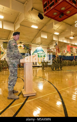 Command Sgt. Maj. Johnny Strickland, eingehende command Sergeant Major der 71st Ordnance Gruppe (Explosive Ordnance Disposal), gibt eine Rede bei einem Wechsel der Verantwortung Zeremonie, Feb 9, 2018, an der William Reed Special Events Center, Fort Carson, Colo (U.S. Armee Stockfoto