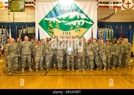 (Mitte) Befehl Sgt. Maj. Weston West, ausgehende 71st Ordnance Gruppe (Explosive Ordnance Disposal) command Sergeant Major, von Oberst Frank Davis II verbunden ist (West), 71St EOD Commander, und mehr als 45 Soldaten, die Unit, für eine Gruppe Stockfoto