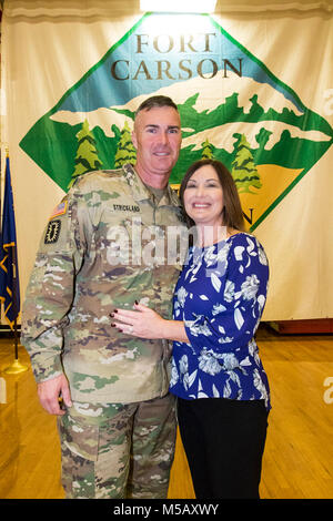 Command Sgt. Maj. Johnny Strickland, eingehende command Sergeant Major der 71st Ordnance Gruppe (Explosive Ordnance Disposal), und Frau Sonja, posieren für ein Stockfoto