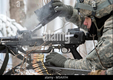 Ein Soldat Bajonett Unternehmen, 1.BATAILLON, 5 Infanterie Regiment, 1 Stryker Brigade Combat Team, 25 Infanterie Division, U.S. Army Alaska zugeordnet, löscht seine M240B Maschinengewehr während der Vorbereitung während des Betriebs der Punchbowl bei Joint Base Elmendorf-Richardson, Alaska, Jan. 10, 2018 zu verschieben. Betrieb der Punchbowl war ein Bataillon, kombinierte Waffen, Feuer, die auf Arktis Letalität konzentriert. Während der Operation drei 150-Soldat Unternehmen manövrierte durch abwechslungsreiches Gelände; angreifen und Fressen feindliche Stellungen sowie Beseitigung der wichtigsten Waffen und Fahrzeuge durch den Feind genutzt wird. Stockfoto