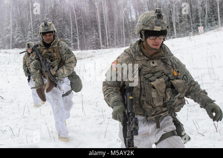 Bekämpfung der Ingenieure zu den 70th Brigade Ingenieur Bataillon zugeordnet, 1 Stryker Brigade Combat Team, 25 Infanterie Division, U.S. Army Alaska, um nach dem Verstoß gegen ein Hindernis beim Betrieb der Punchbowl bei Joint Base Elmendorf-Richardson, Alaska, 10.02.2018. Betrieb der Punchbowl war ein Bataillon, kombinierte Waffen, Feuer, die auf Arktis Letalität konzentriert. Während der Operation drei 150-Soldat Unternehmen manövrierte durch abwechslungsreiches Gelände; angreifen und Fressen feindliche Stellungen sowie Beseitigung der wichtigsten Waffen und Fahrzeuge durch den Feind genutzt wird. (U.S. Air Force Stockfoto