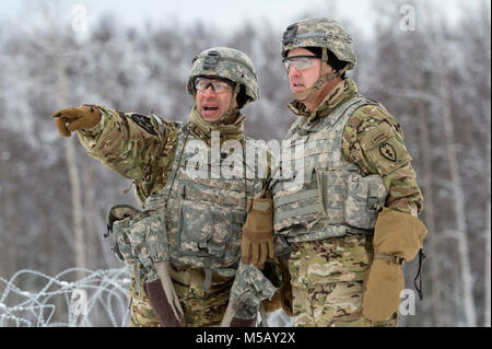 Command Sgt. Maj. Michael O. Bartlett, Links, und Oberst Kevin Lambert, der command Sergeant Major und Kommandant, beziehungsweise für die 1 Stryker Brigade Combat Team, 25 Infanterie Division, U.S. Army Alaska, beobachten eine Live - Feuer Angriff Training übung während des Betriebs der Punchbowl bei Joint Base Elmendorf-Richardson, Alaska, 10.02.2018. Betrieb der Punchbowl war ein Bataillon, kombinierte Waffen, Feuer, die auf Arktis Letalität konzentriert. Während der Operation drei 150-Soldat Unternehmen manövrierte durch abwechslungsreiches Gelände; angreifen und Fressen feindliche Stellungen sowie Beseitigung der Schlüssel Stockfoto