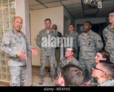 Us Air Force Generalleutnant GI Tuck, 18 Air Force Commander, und Chief Master Sgt. Todd Petzel, 18 Air Force command Chief, sprechen mit Verteidiger ab dem 60 Sicherheitskräfte Squadron während ihrer Tour von Travis Air Force Base, Calif., 13.02.2018. Tuck und Petzel sind auf ein Drei Tages Tour von Travis besuchen mehrere Einheiten und Begegnung mit den Flieger. (U.S. Air Force Stockfoto