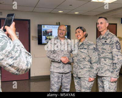 Us Air Force Generalleutnant GI Tuck, 18 Air Force Commander, und Chief Master Sgt. Todd Petzel, 18 Air Force command Chief, nehmen Sie ein Stockfoto