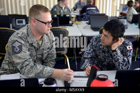 Us Air Force (USAF) Master Sgt. Michael Davis, COPE NORTH 2018 Public Affairs Betriebsleiter und Koku Jieitai (Japan Air Verteidigung-kraft) 1 st. Lt. Kudo Masahiro, COPE NORTH 2018 Verwaltung, eine Gruppe koordinieren. Stockfoto