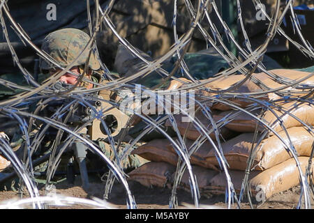 Us Marine Corps LCpl. Luis Ramirez, ein Eingeborener von Oxnard, Kalifornien, mit 2 Platoon Verordnung Wartung Unternehmen, 1. die Instandhaltung Bataillon, 1. Marine Logistics Group liefert Sicherheit aus einer Maschine Geschützstellung auf die Marine Corps Base Camp Pendleton, Calif., 13. Feb 2018. LCpl. Ramirez nahmen an einem Forward Operating Base Übung zur Unterstützung der Bekämpfung der Bereitschaft und Kompetenz zu verbessern. (Marine Corps Stockfoto