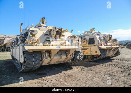 Us-Marines engagieren sich in eine Übung auf eine M88 Tank Recovery Fahrzeug auf Camp Pendleton, Marine Corps Base Camp Pendleton, Calif., 13. Feb 2018. Marines mit Verordnung Wartung Unternehmen, Motor Transport Wartung Unternehmen, Ingenieur Wartung Unternehmen und Reparable Wartung Unternehmen sind an einem Forward Operating Base Übung zur Unterstützung der Bekämpfung der Bereitschaft und Kompetenz zu verbessern. (U.S. Marine Corps Stockfoto