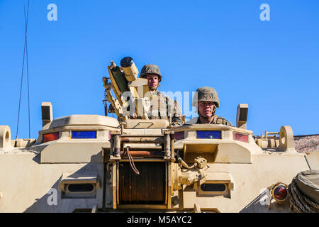 Us-Marines engagieren sich in eine Übung auf eine M88 Tank Recovery Fahrzeug auf Camp Pendleton, Marine Corps Base Camp Pendleton, Calif., 13. Feb 2018. Marines mit Verordnung Wartung Unternehmen, Motor Transport Wartung Unternehmen, Ingenieur Wartung Unternehmen und Reparable Wartung Unternehmen sind an einem Forward Operating Base Übung zur Unterstützung der Bekämpfung der Bereitschaft und Kompetenz zu verbessern. (U.S. Marine Corps Stockfoto