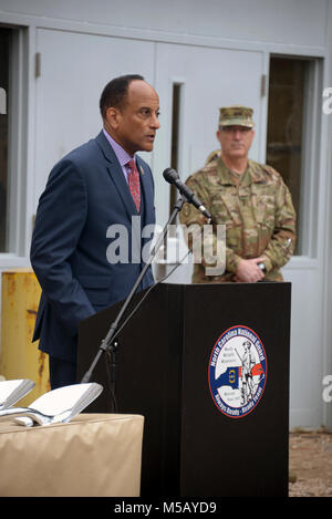 Larry Hall, Sekretär für die North Carolina Abteilung Militär & Veterans Affairs spricht während der Spatenstich für die North Carolina National Guard Museum und das Learning Center of Excellence an der gemeinsamen Kraft Hauptsitz in Raleigh, North Carolina, 13. Februar 2018. Lokalen, staatlichen und North Carolina National Guard Führer sind anwesend für einen spatenstich an der gemeinsamen Kraft von North Carolina National Guard Hauptsitz der Beginn des Baus für die North Carolina National Guard Museum und das Learning Center of Excellence zu feiern. (U.S. Armee Stockfoto