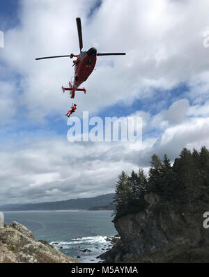 Der Küstenwache Sektor Humboldt Bay MH-65 Dolphin Hubschrauberbesatzung leitet Klippe - Rescue Ausbildung bei Patrick's Point State Park, Kalifornien, 14.02.2018. Der Helikopter Besatzungen zu Sektor Humboldt Bay Abdeckung Humboldt, Mendocino und Del Norte Grafschaften zugeordnet. (U.S. Küstenwache Stockfoto