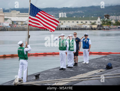 PEARL Harbor, Hawaii (14. Februar 2018) Die Crew der Virginia-Klasse schnell-Angriffs-U-Boot USS Texas (SSN775) ehrt der Nationalen ensign Rendern nach Abschluss eines westlichen Pazifik Einsatz zur Unterstützung der nationalen Sicherheit, 24.02.14. (U.S. Marine Stockfoto