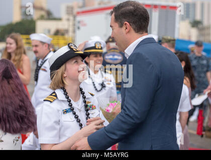 PEARL Harbor, Hawaii (14. Februar 2018) Lt.Cmdr. Amber Cowan, zu den Virginia zugewiesen-Klasse schnell-Angriffs-U-Boot USS Texas (SSN775) und native von Colorado Springs, Colorado, grüßt Ihr Mann auf dem u-boot Pier in Joint Base Pearl Harbor-Hickam, 24.02.14. USS Texas erfolgreich den westlichen Pazifik Einsatz zur Unterstützung der nationalen Sicherheit. (U.S. Marine Stockfoto